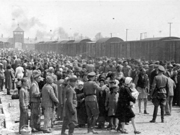 1. Cuộc diệt chủng Holocaust trong Chiến tranh thế giới 2: 17 triệu người chết. Holocaust là tên gọi của cuộc tàn sát chủng tộc đối với 6 triệu người Do Thái và nhiều nhóm thiểu số khác ở châu Âu và Bắc Phi trong thời gian Chiến tranh thế giới 2 do phát xít Đức và các nước cùng phe phát xít gây ra. Đây là  tội ác chiến tranh kinh hoàng mà Đức quốc xã gây ra đối với nhân loại.